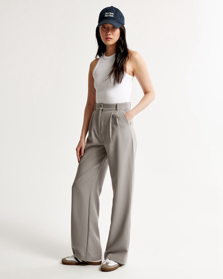 Pantalon décontracté à taille haute et à jambe large pour femmes, avec des poches élégantes et une coupe confortable.